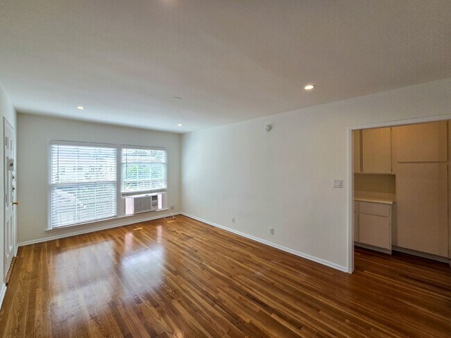 Building Photo - Charming Studio - Prime Los Feliz Location!
