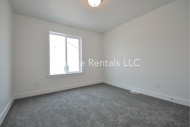 Building Photo - 360 E 2075 N