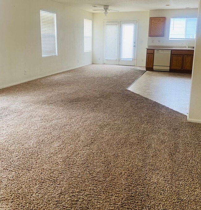 Building Photo - 3 Bedroom 2 Bathroom Townhome Close to DIA