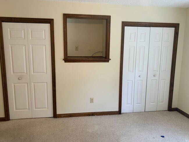 Building Photo - Beautiful home located right outside City ...