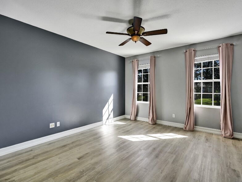 Building Photo - 5609 Cove Cir