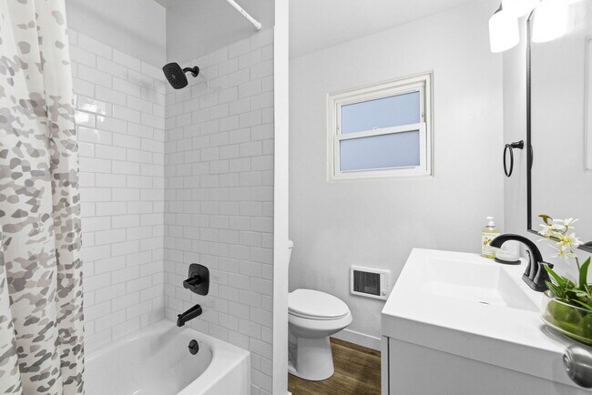 Building Photo - 1404 Lieta St