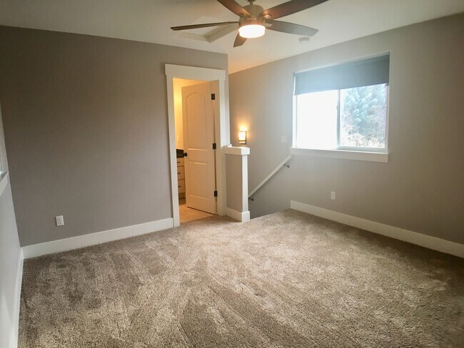 Building Photo - Spacious 3br/3.5ba House with Garage & AC in South Tabor Neighborhood