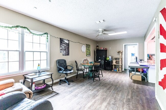 Building Photo - Pre-Leasing Summer 2023: Spacious 4/2,