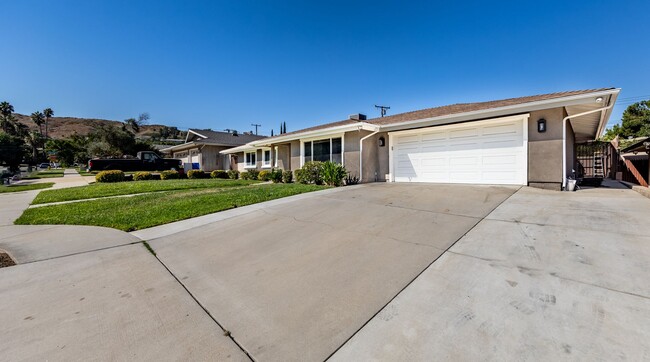 Building Photo - Large, Gorgeous Single Story Pool Home