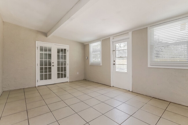 Building Photo - 701 Redondo Dr