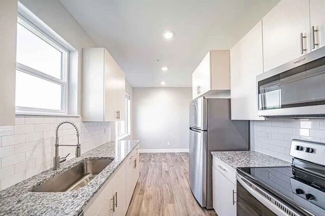 Building Photo - 676 Carlow Dr