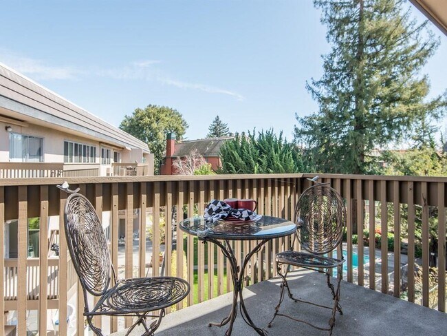Building Photo - Heart of downtown Los Altos, walk to everything, in a quiet top floor location.
