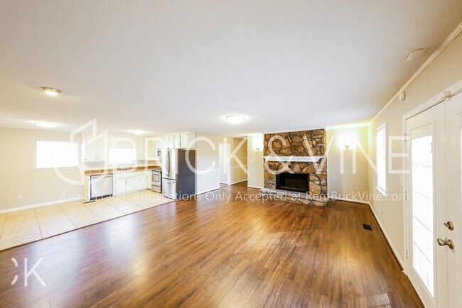 Building Photo - 400 S Highland Dr