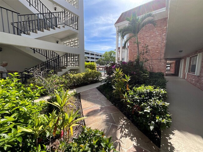 Building Photo - 2424 NE 9th St