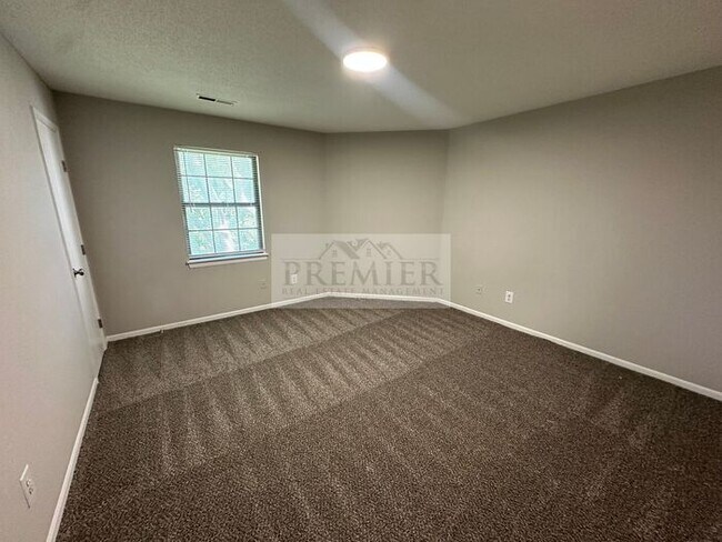 Building Photo - 3562 NE Independence Ave