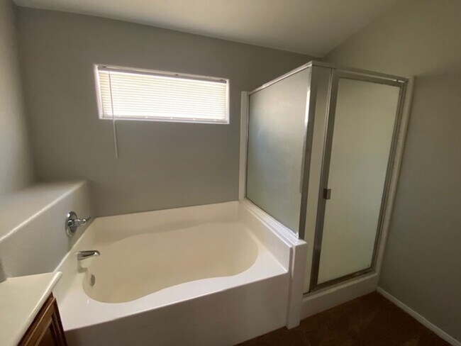 Building Photo - Southern Highlands 4 Bedroom- Single Famil...