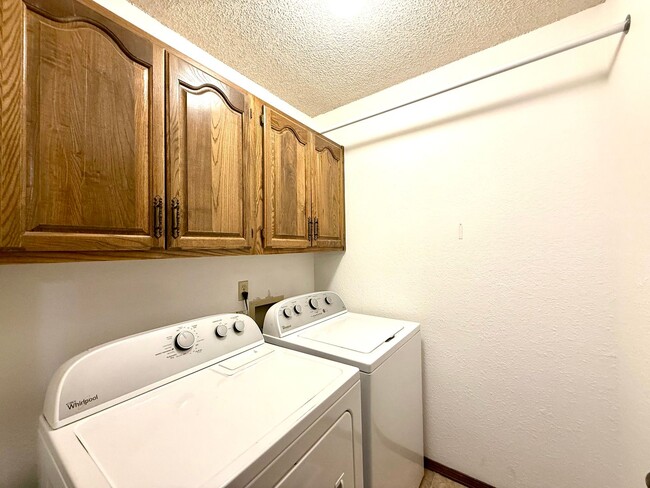 Building Photo - 4BD 2.5 Bath Pet Friendly