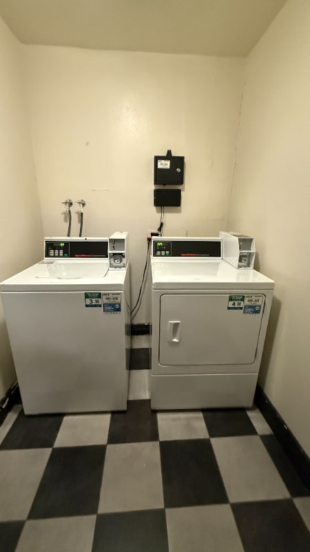 Building Photo - 7044 Hawthorn Ave