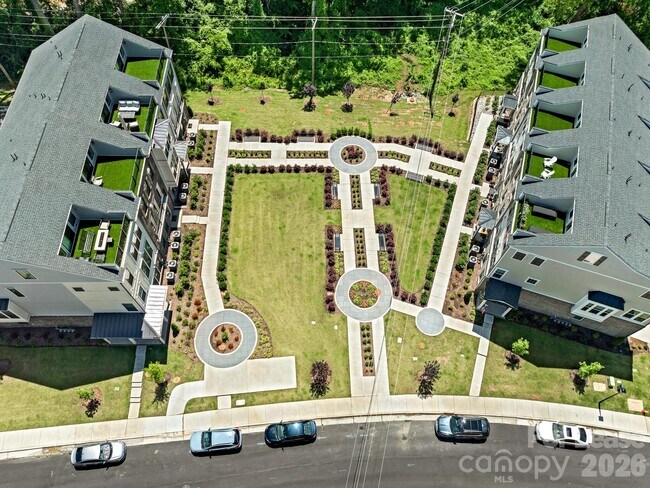 Building Photo - 2555 Deacon Ave