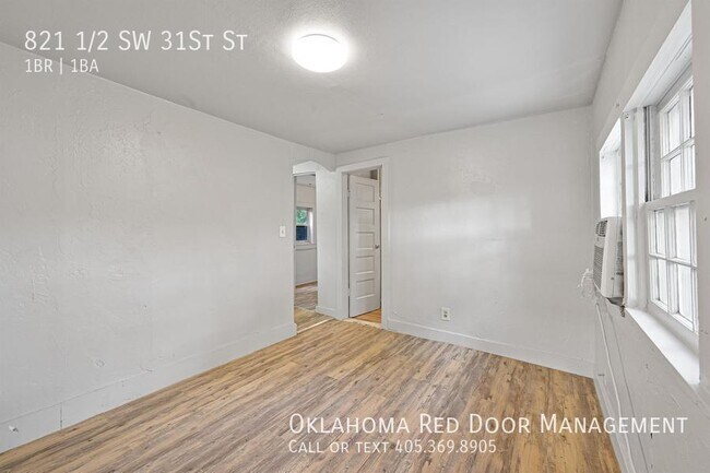 Building Photo - 821 1/2 SW 31St St-