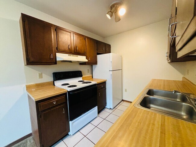 Building Photo - 1744 Donlee Dr