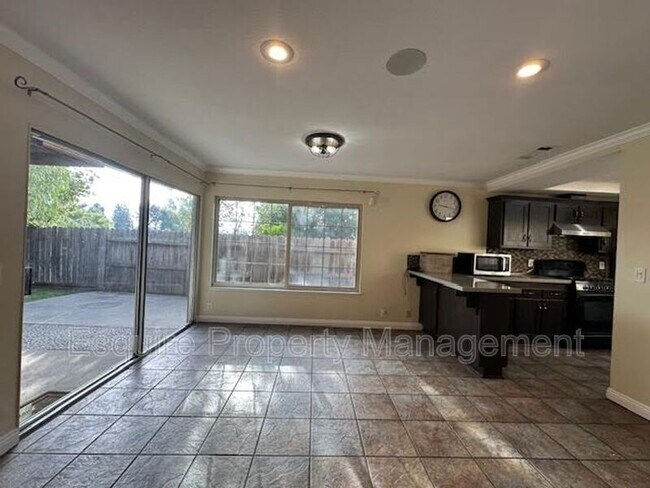 Building Photo - 1038 Green Lawn Ave