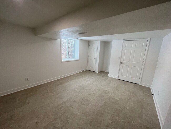 Building Photo - Updated 3-Bedroom Duplex with 1-Car Garage