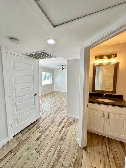 Building Photo - 2308 N 28th PL
