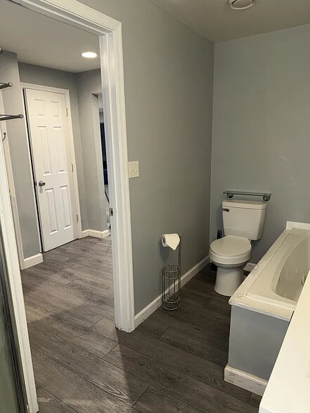 Building Photo - 1611 Albert Dr