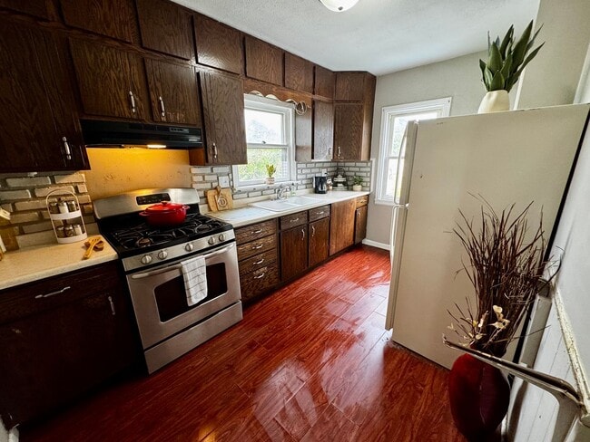 Building Photo - 3 bed, 1 bath home for rent in Waterloo