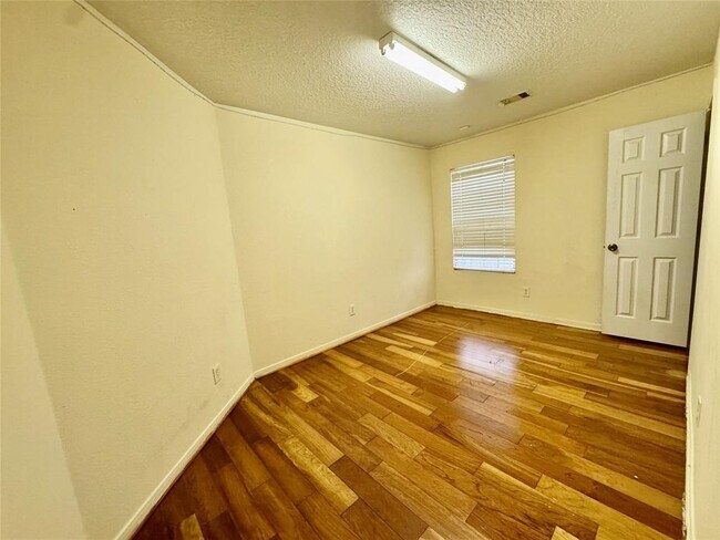 Building Photo - 2723 Packard Elm St