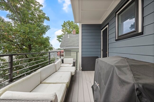 Building Photo - 10 Hallet St