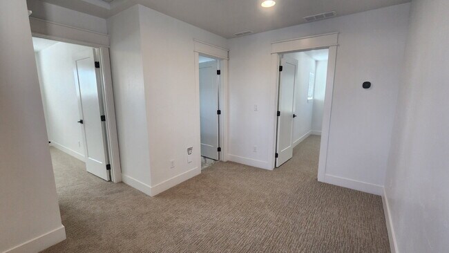 Building Photo - Functionality and convenience! Minutes from one of Meridian's most fantastic parks, with pools, p...