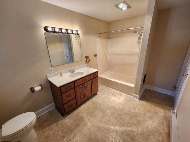 Building Photo - 15475 Oak Rd