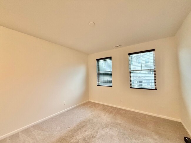 Building Photo - Stunning 3BD, 3.5BA Raleigh Townhome in the Desirable 5401 North Community Within Walking Distanc...