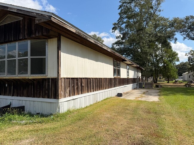 Building Photo - Spacious 3/2 available now!