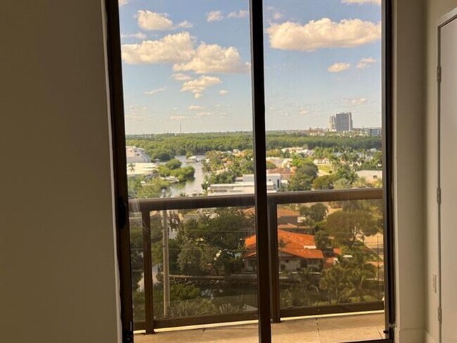 Building Photo - 16275 Collins Ave