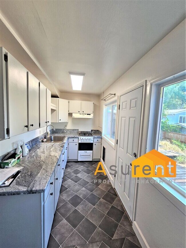 Building Photo - Great Ashland Home Available Now!