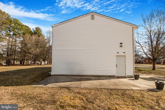 Building Photo - 7602 Mezmer Ln