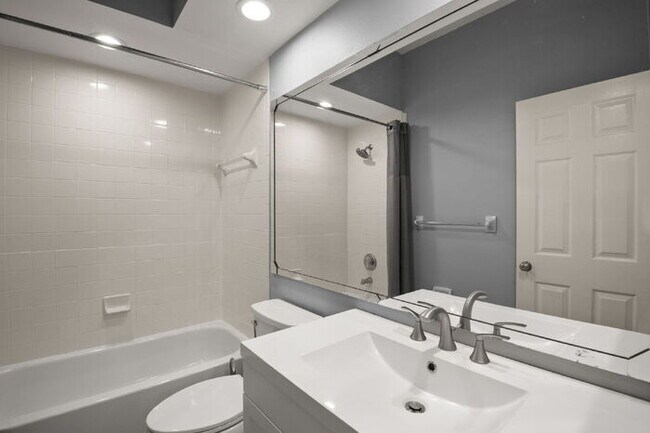 Building Photo - "Spacious 3-Bed, 2-Bath Condo Retreat in Vibrant Saint Petersburg – 1,445 Sq Ft of Comfort!"