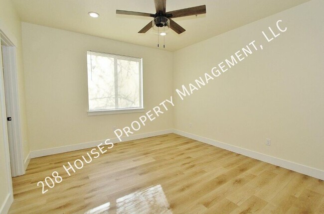 Building Photo - Immaculate Apartment *75% Off First Months...