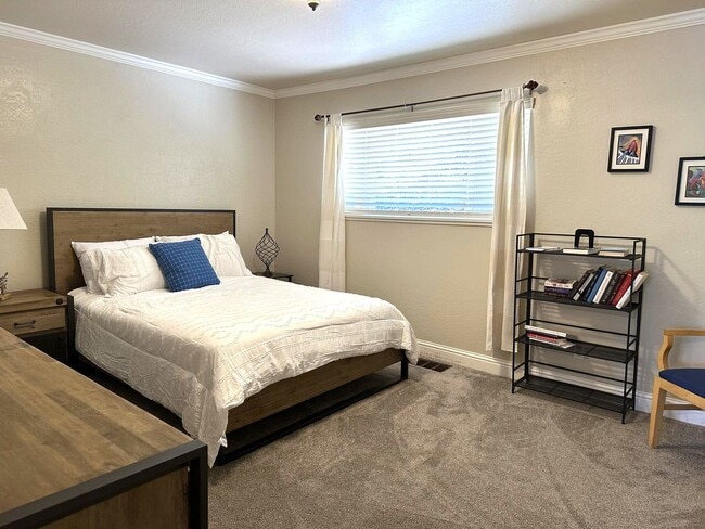 Building Photo - Deer Xing Retreat (3-6 month lease only)