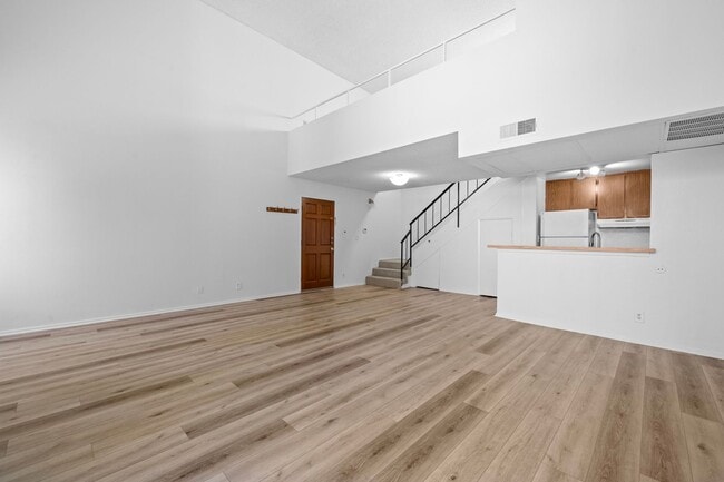 Building Photo - Top-Floor 1-Bedroom Condo with Vaulted Ceilings and Private Balcony