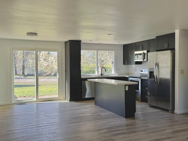 Building Photo - Charming 4BR Home with Huge Yard - W/D and Garage