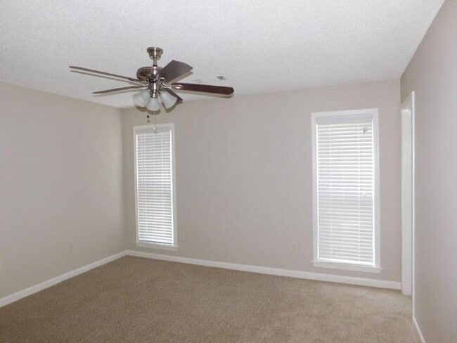 Building Photo - 3367 Kenie Ave