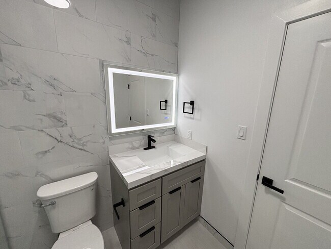 Building Photo - "Stunning Newly Remodeled 3-Bed Oasis with...