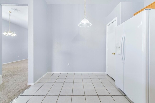 Building Photo - 1900 square foot home, 4 bedrooms 2 baths