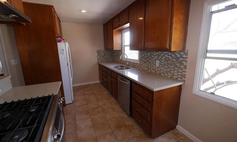 Kitchen (Interior) - 327 E Collins Ave
