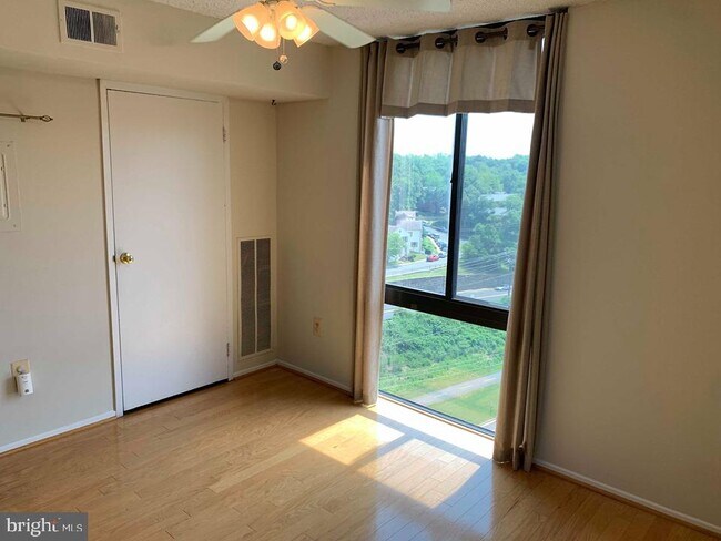 Building Photo - 4500 S Four Mile Run Dr