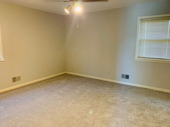 Building Photo - Spacious Three Bedroom/Three Bath Ranch in...