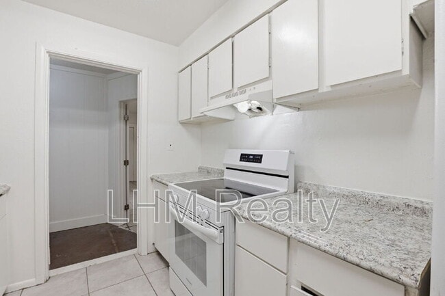 Building Photo - 5321 W Lewis Ave