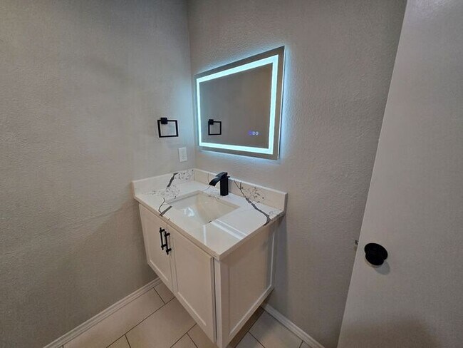 Building Photo - Hilltop 3 Bedroom, 2 Bath, 2 Car Garage Pr...