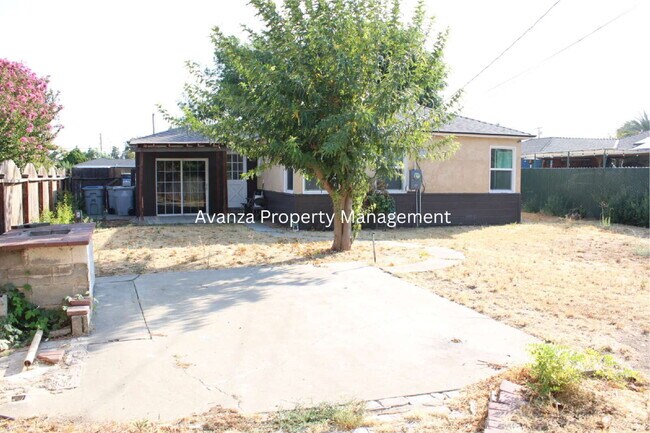 Building Photo - Fresno Mayfair District - 4 Bedroom Home  1 Year Lease