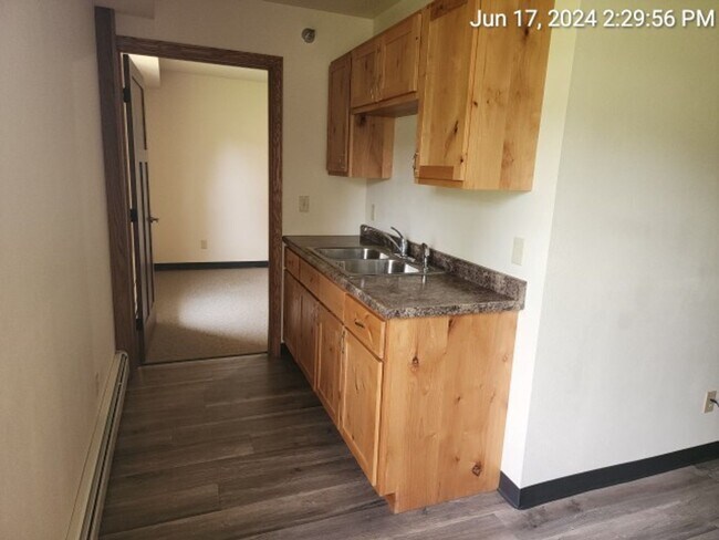 Building Photo - 1 bed 1 bath Simple Living- Utilities INCL...